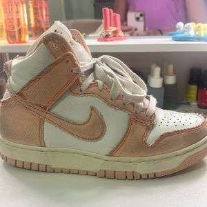 Nike pink dunks used pretty clean small creasing women’s size 6